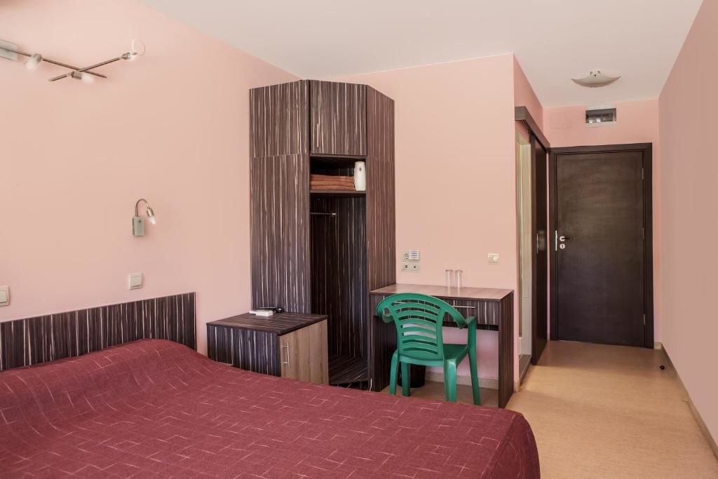 Отель Family Hotel Kipra Kipra