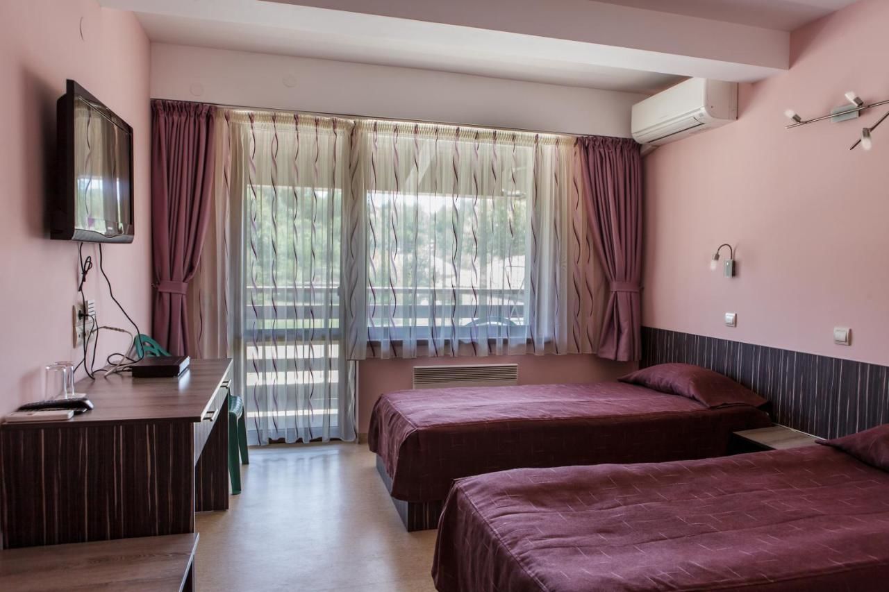 Отель Family Hotel Kipra Kipra