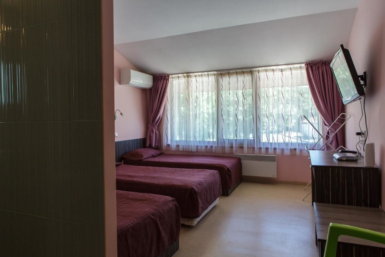 Отель Family Hotel Kipra Kipra