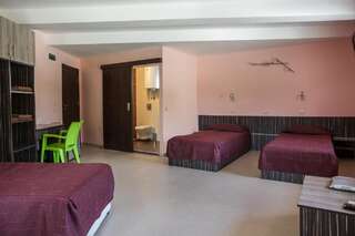 Отель Family Hotel Kipra Kipra Стандартный четырехместный номер-2