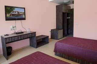 Отель Family Hotel Kipra Kipra Двухместный номер с 1 кроватью или 2 отдельными кроватями и террасой-8