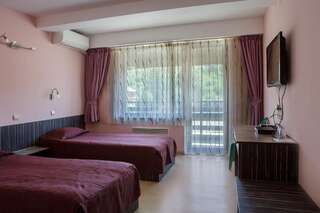 Отель Family Hotel Kipra Kipra Двухместный номер с 1 кроватью или 2 отдельными кроватями и террасой-9