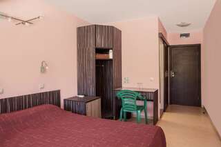 Отель Family Hotel Kipra Kipra Двухместный номер с 1 кроватью или 2 отдельными кроватями и террасой-10