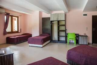 Отель Family Hotel Kipra Kipra Стандартный четырехместный номер-1