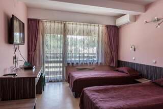 Отель Family Hotel Kipra Kipra Двухместный номер с 1 кроватью или 2 отдельными кроватями и террасой-16