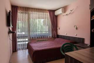 Отель Family Hotel Kipra Kipra Двухместный номер с 1 кроватью или 2 отдельными кроватями и террасой-17