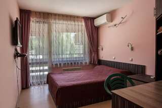 Отель Family Hotel Kipra Kipra Двухместный номер с 1 кроватью или 2 отдельными кроватями и террасой-4