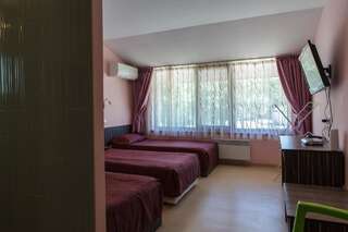 Отель Family Hotel Kipra Kipra Классический трехместный номер-2